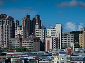 總價1500萬，30坪老公寓、18坪新大樓買誰好？ 轉手率、持有成本比一比，10年後誰比較賺？